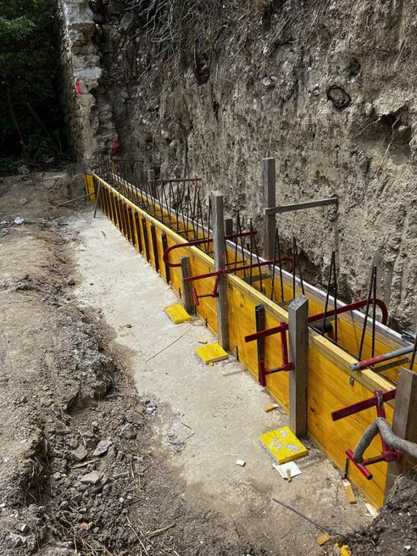 CSE MACONNERIE Serge Colas - Maçon à Orange Dans Le Vaucluse - Création D'un Mur De Soutènement Chez Un Particulier Avec Longrine De Départ En Béton, Agglos à Bancher De 25 Cm Et Poteaux Coffrés.