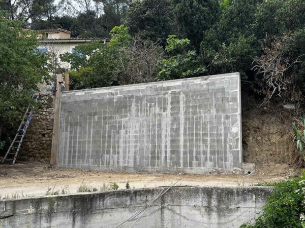 CSE MACONNERIE Serge Colas - Maçon à Orange Dans Le Vaucluse - Création D'un Mur De Soutènement Chez Un Particulier Avec Longrine De Départ En Béton, Agglos à Bancher De 25 Cm Et Poteaux Coffrés.