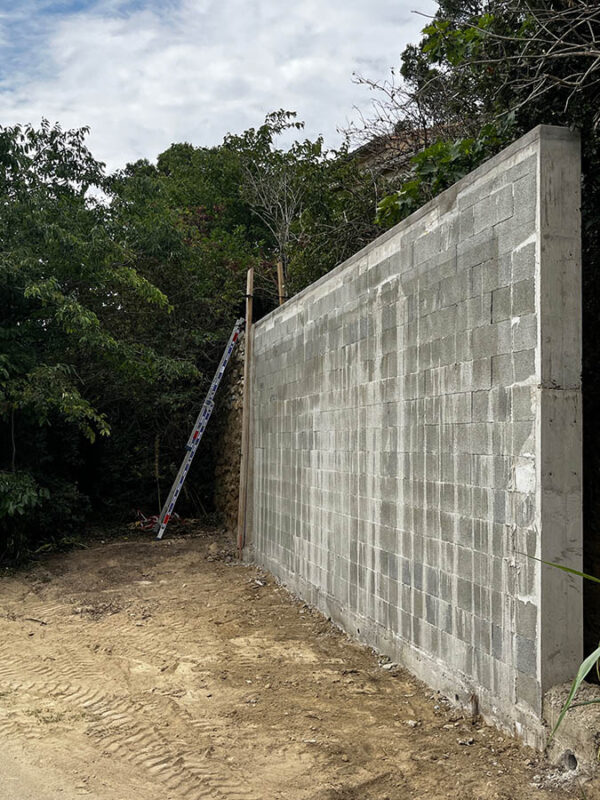 CSE MACONNERIE Serge Colas - Maçon à Orange Dans Le Vaucluse - Création D'un Mur De Soutènement Chez Un Particulier Avec Longrine De Départ En Béton, Agglos à Bancher De 25 Cm Et Poteaux Coffrés.