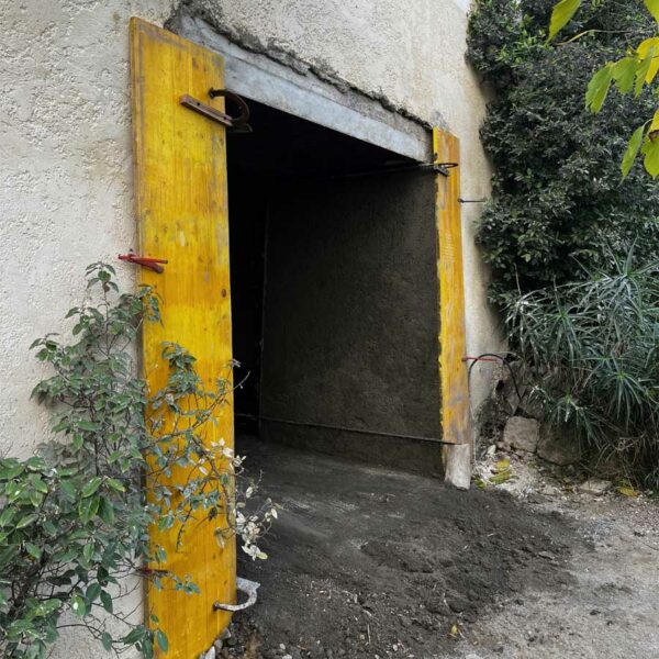 CSE MACONNERIE Serge Colas - Maçon à Orange dans le Vaucluse - Agrandissement d'une ouverture existante pour cette maison à 3 étages