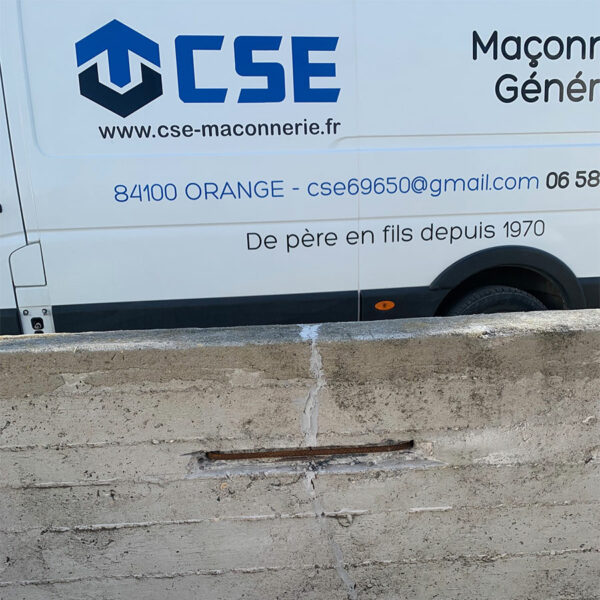 CSE MACONNERIE Serge Colas - Maçon à Orange dans le Vaucluse - Agrafage d'un mur existant pour éviter qu'il ne tombe