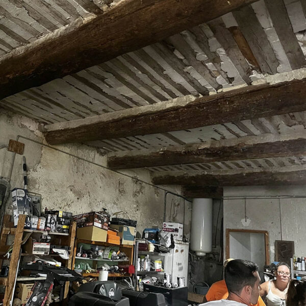 CSE Maçonnerie : Chantier de renforcement de plancher existant à Orange avec mise en place d’un étaiement complet avant le doublage des poutres.