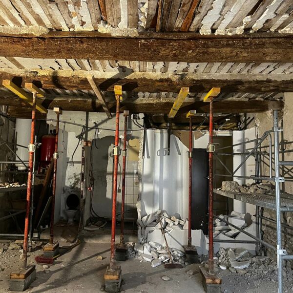 CSE Maçonnerie : Chantier de renforcement de plancher existant à Orange avec mise en place d’un étaiement complet avant le doublage des poutres.