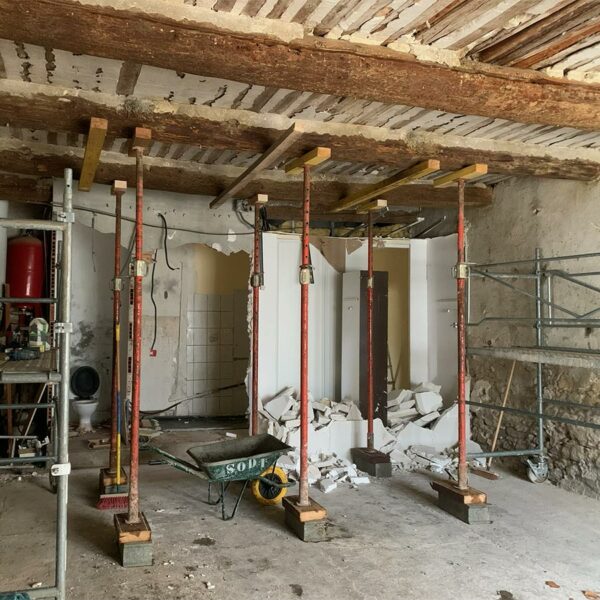CSE Maçonnerie : Chantier de renforcement de plancher existant à Orange avec mise en place d’un étaiement complet avant le doublage des poutres