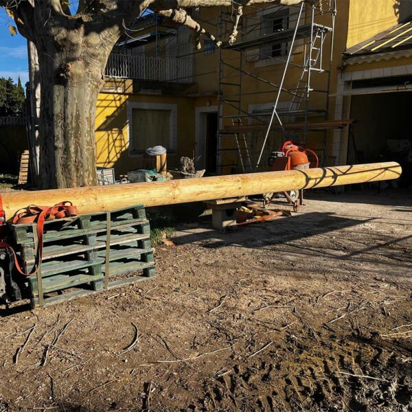 CSE Maçonnerie à Orange : Introduction d’une poutre de renfort dans un espace étroit lors d’un chantier de rénovation structurelle