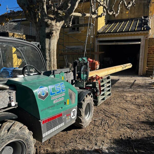 CSE Maçonnerie à Orange : Introduction d’une poutre de renfort dans un espace étroit lors d’un chantier de rénovation structurelle