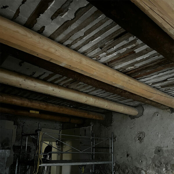 CSE Maçonnerie à Orange : Installation de poutres de soutien dans un plancher affaibli, avec contrôle précis des niveaux