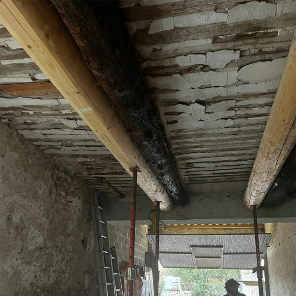 Travail de renforcement structurel avec poutres neuves installé par l’équipe de CSE Maçonnerie à Orange