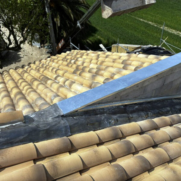 Réfection de couverture avec tuiles mécaniques zinc et solin plomb à orange