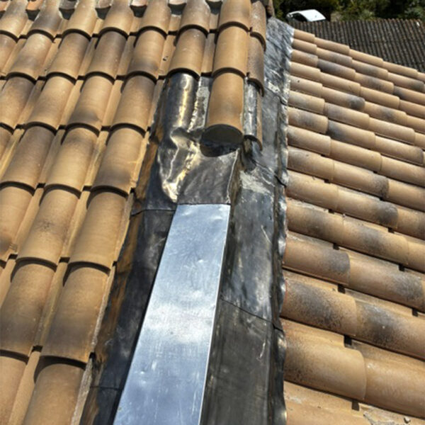 Réfection de couverture avec tuiles mécaniques zinc et solin plomb à orange