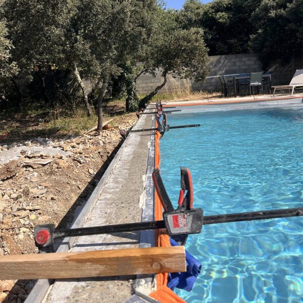 Réfection de margelles et carrelage autour de piscine en eau dans le vaucluse