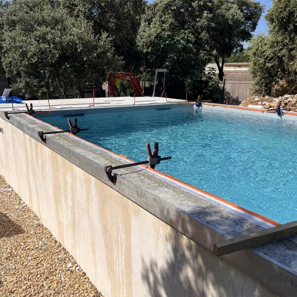 Réfection de margelles et carrelage autour de piscine en eau dans le vaucluse