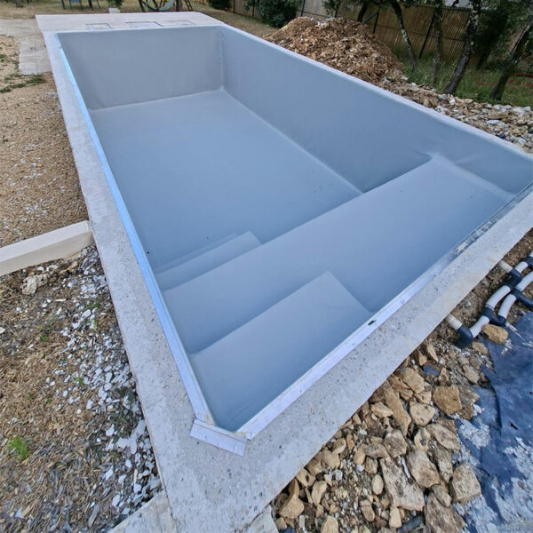 Réfection de margelles et carrelage autour de piscine en eau dans le vaucluse