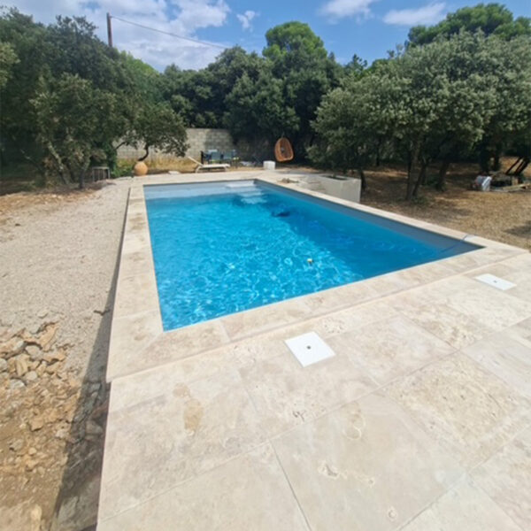 Réfection de margelles et carrelage autour de piscine en eau dans le vaucluse