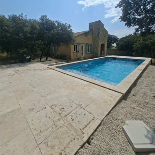 Réfection de margelles et carrelage autour de piscine en eau dans le vaucluse