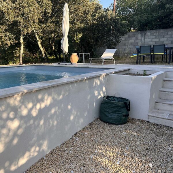 Réfection de margelles et carrelage autour de piscine en eau dans le vaucluse