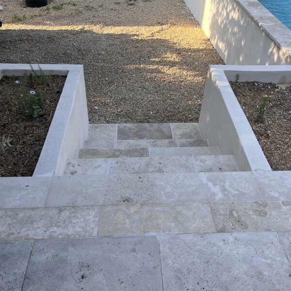Réfection de margelles et carrelage autour de piscine en eau dans le vaucluse