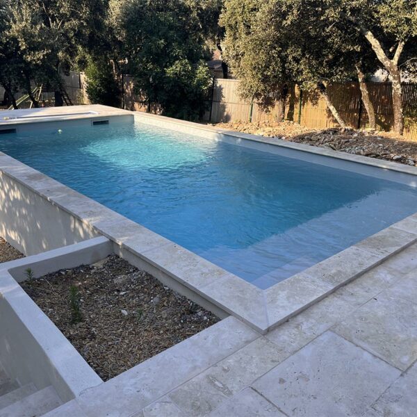 Réfection de margelles et carrelage autour de piscine en eau dans le vaucluse