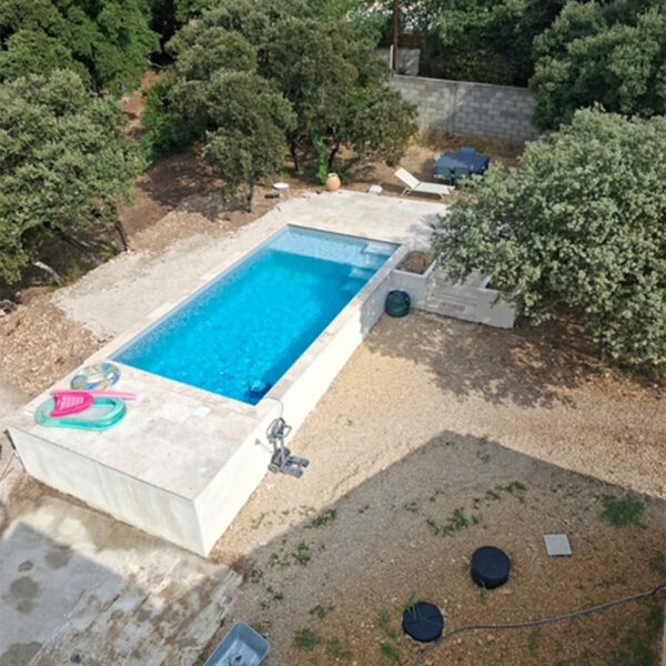 Réfection de margelles et carrelage autour de piscine en eau dans le vaucluse